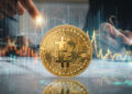 moneda de bitcoin entre graficos de precio con analitas señalando grafico en el fondo