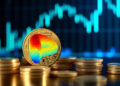 criptomoneda de Curve entre monedas sobre mesa con grafico de precio en alza en el fondo