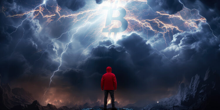 hombre de espaldas observado tormenta electrica con logo de bitcoin entre relampagos