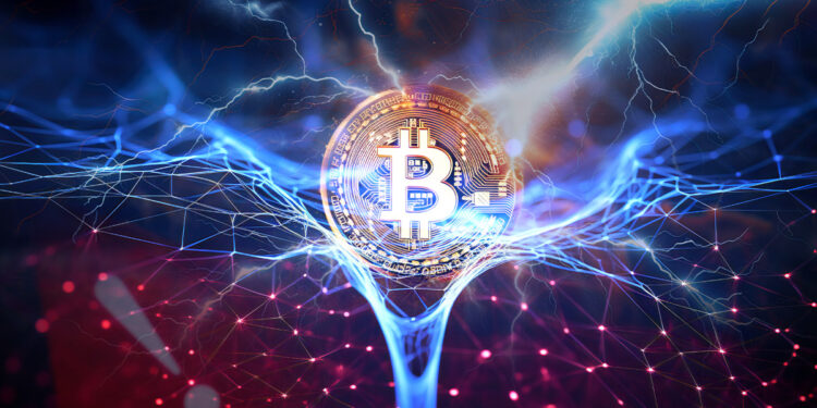 moneda de bitcoin en red lightning con señal de advertencia desapareciendo en el fondo