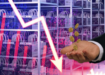 monedas de bitcoin cayendo en mano de persona junto a grafico con flecha señalando bajada y rigs de mineros asic en el fondo