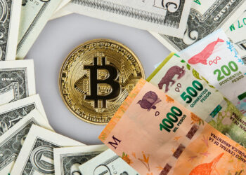 Dolar crypto y pesos argentinos.