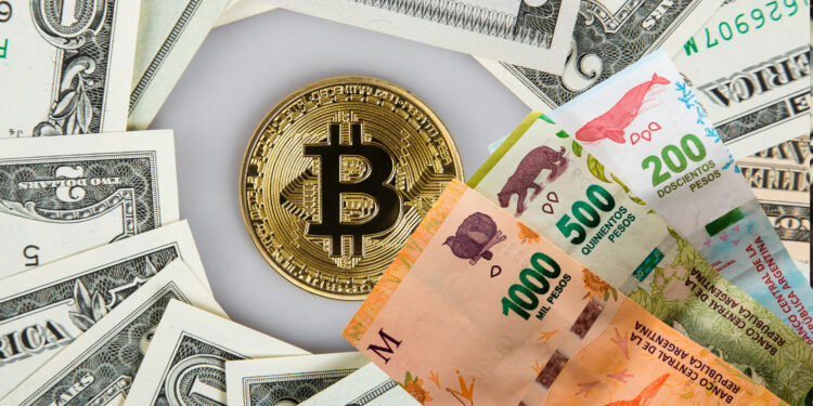 Dolar crypto y pesos argentinos.