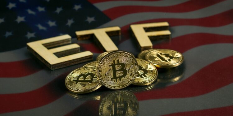 monedas de bitcoin con letras de ETF y mandera de Estados Unidos reflejada