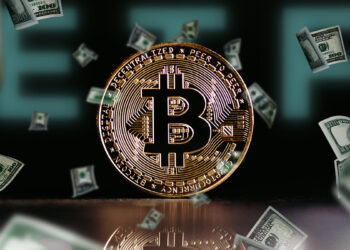 moneda de bitcoin rodeada por billetes de dolares cayendo con ETF en el fondo