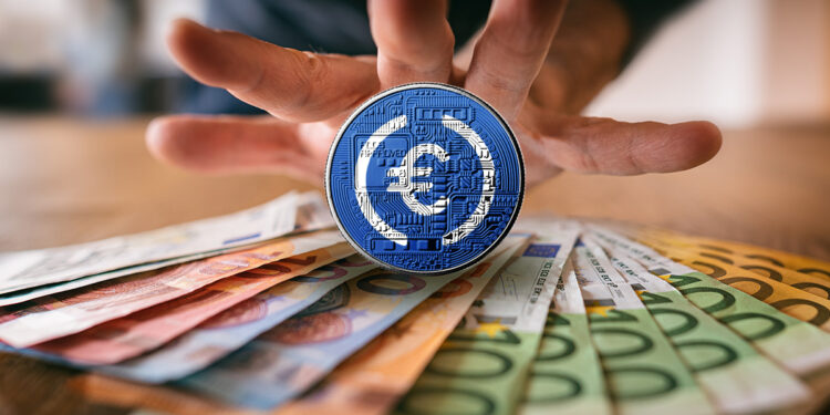 moneda de EURC sobre billetes de euto con mano detrás