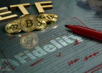 monedas de bitcoin con etf detrás sobre cristal reflajando documento corregido con logo de Fidelity
