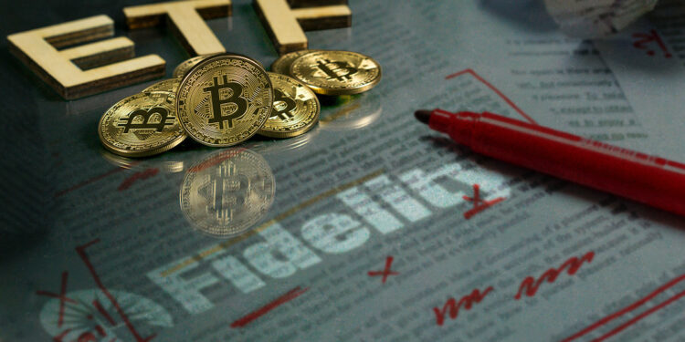 monedas de bitcoin con etf detrás sobre cristal reflajando documento corregido con logo de Fidelity