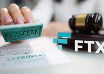 mujer colocando sello de aprobación en documento junto a martillo de juez y logo de FTX