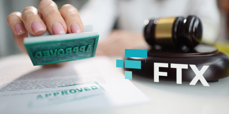 mujer colocando sello de aprobación en documento junto a martillo de juez y logo de FTX