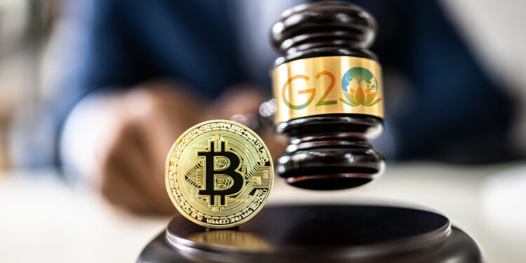 moneda de bitcoin junto a martillo de juez con logo de G20