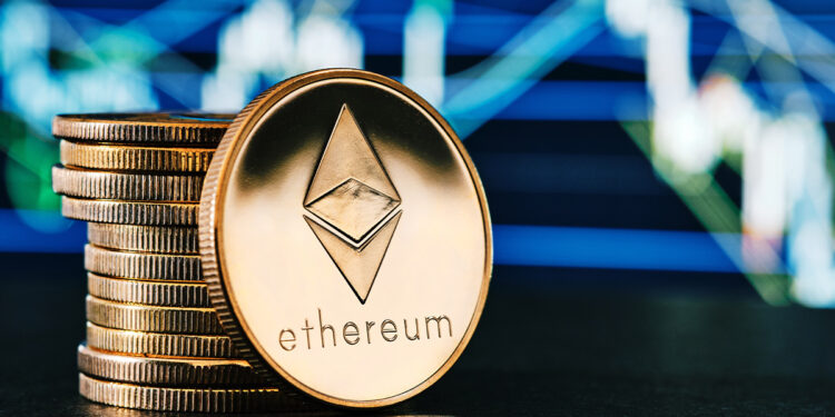 moneda de ethereum apoyada en monedas apiladas con grafico en el fondo