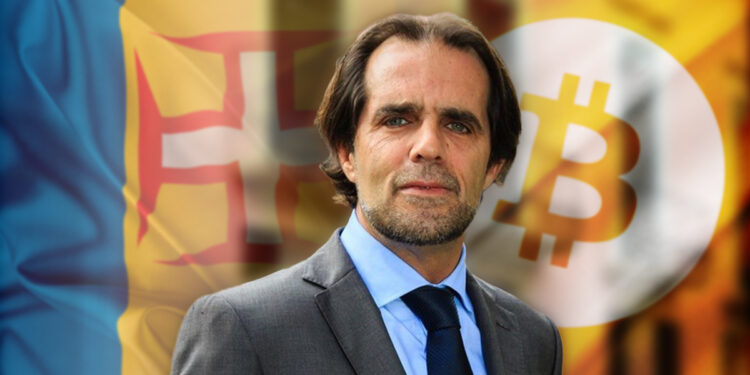 Miguel Albuquerque con banderas de Madeira y Bitcoin en el fondo