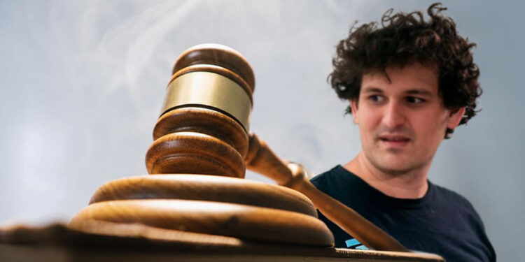 martillo de juez sobre libro de leyes con Sam Backman-Fried en el fondo
