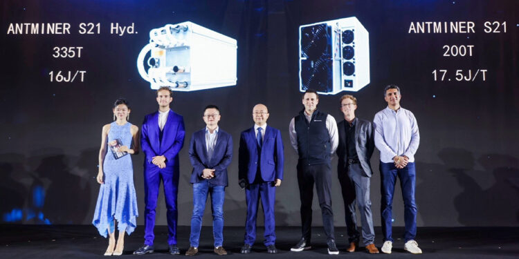 parte del equipo de Bitmain presentando el lanzamiento de nuevos mineros ASIC, Antminer S21 Hyd y el Antminer S21