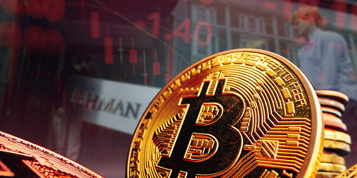 moneda de bitcoin con imagen de grafico de precio en caida y cierre de lehman Broders en el fondo