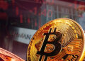 moneda de bitcoin con imagen de grafico de precio en caida y cierre de lehman Broders en el fondo