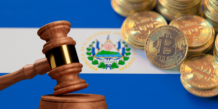 Bandera de El Salvador, bitcoin y martillo de ley.