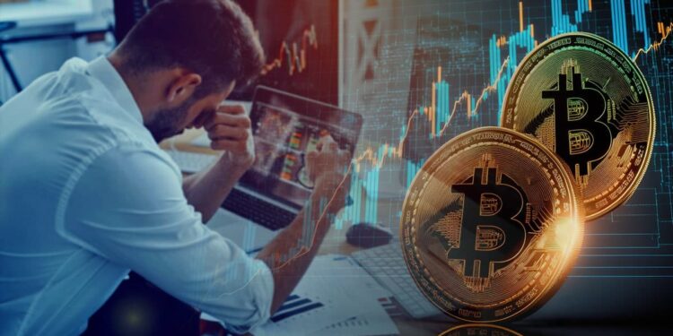 monedas de bitcoin con grafico de precio en alza junto a trader decepcionado frente a computadora