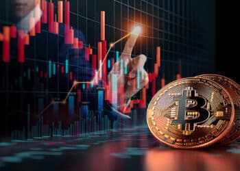monedas de bitcoin junto a grafico de precio cayendo con persona señalando aumento en el fondo