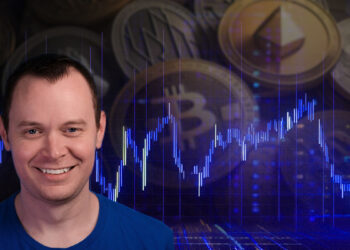 Benjamin Cowen junto a grafico de precio con criptomonedas en el fondo