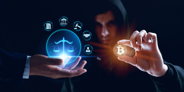 Símbolo de justicia y hombre con bitcoin.
