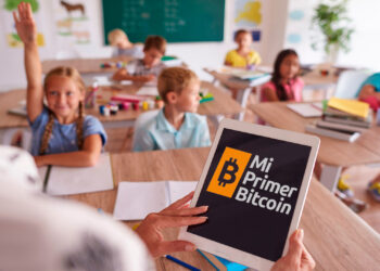 Más de 205 estudiantes de México reciben clases sobre Bitcoin con la idea de introducir a la primera de las criptomonedas en el sistema educativo público de ese país. Composición por CriptoNoticias. gpointstudio / miprimerbitcoin.com.