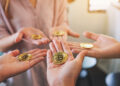 manos sosteniendo monedas de bitcoin