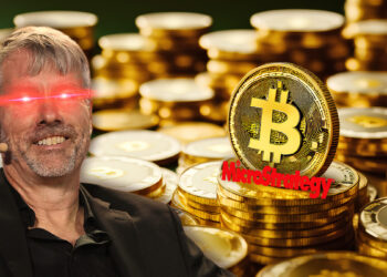 Michael Saylos con rayos laser saliendo de sus ojos junto a monedas de bitcoin apiladas con logo de MicroStrategy