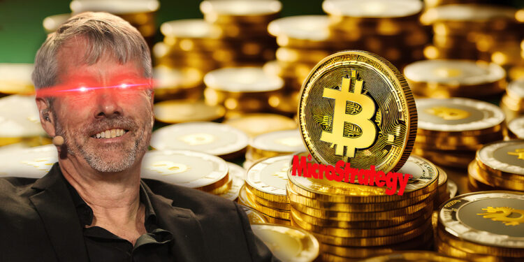 Michael Saylos con rayos laser saliendo de sus ojos junto a monedas de bitcoin apiladas con logo de MicroStrategy