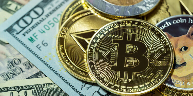 moneda de bitcoin sobre monedas apiladas con billetes de dolares en mesa