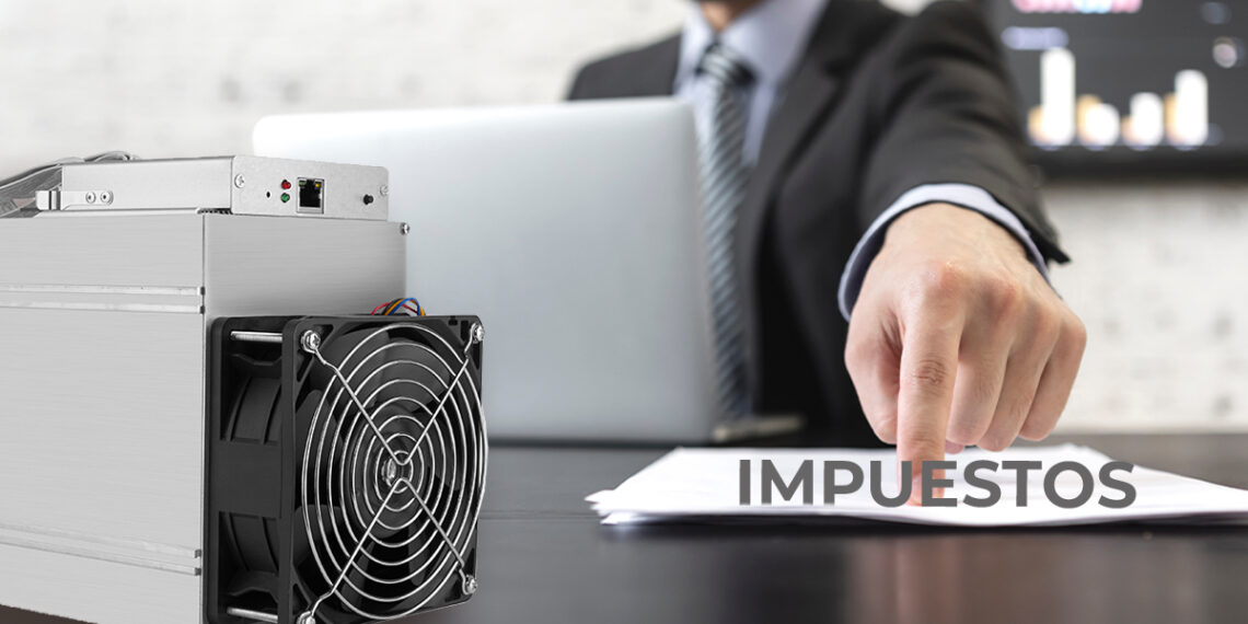 hombre señalando hoja de impuestos sobre escritorio junto a minero asic