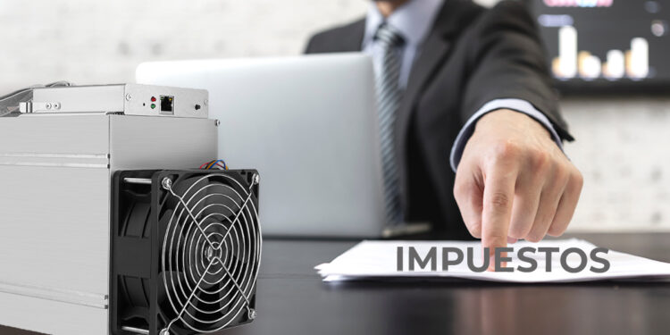 hombre señalando hoja de impuestos sobre escritorio junto a minero asic