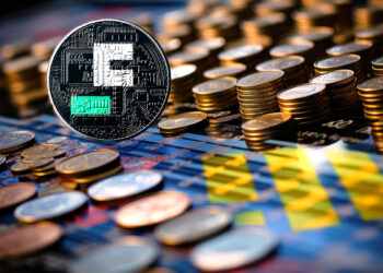 moneda de FDUSD entre monedas apiladas sobre pantalla con grafico de precio y logo de BUSD