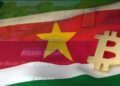 logo de bitcoin sobre bandera de Surinam con interfaz de la página web de BitcoinSranan en el fondo
