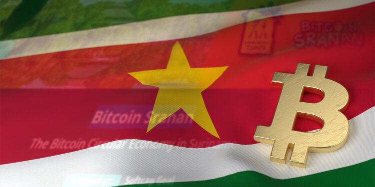 logo de bitcoin sobre bandera de Surinam con interfaz de la página web de BitcoinSranan en el fondo
