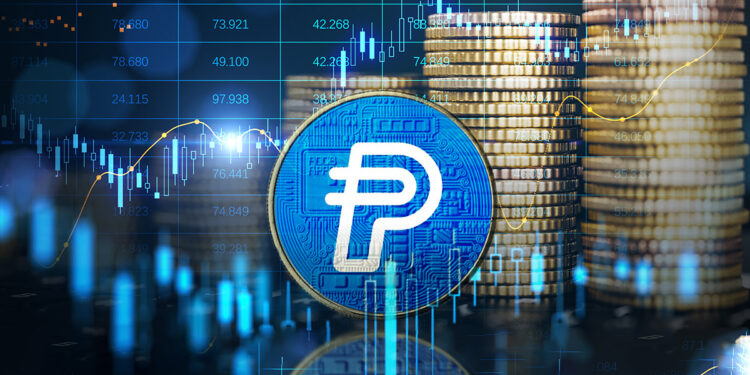 moneda de Paypal USD entre graficos de velas con monedas apiladas en el fondo