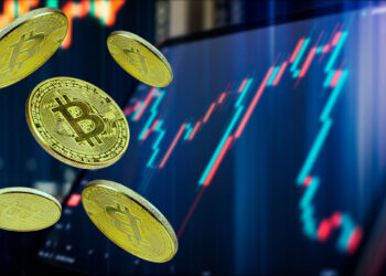 monedas de bitcoin cayendo con grafico de precio en pantalla en el fondo