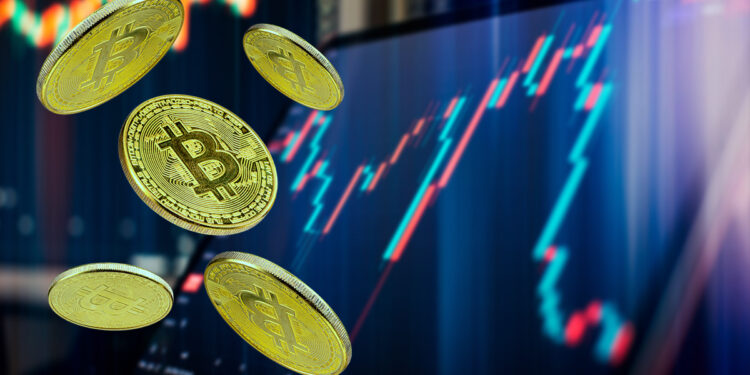 monedas de bitcoin cayendo con grafico de precio en pantalla en el fondo