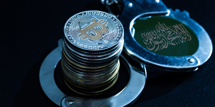 monedas de bitcoin apiladas dentro de esposas con bandera de Hamas