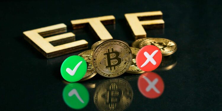 monedas de bitcoin entre simbolos de aprobacion y negación con letras de carton formando ETF en el fondo