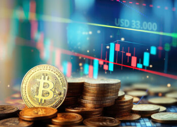 moneda de bitcoin junto a pila de monedas con grafico de precio en alza marcando resistencia en 33.000 dólares