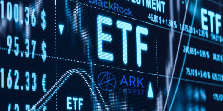 grafico de mercado de ETF con logos de ARK Invest y BlackRock