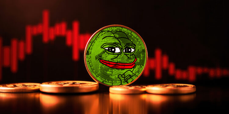 mponeda de PEPE entre monedas sobre mesa con grafico de precio rojo en caida en el fondo