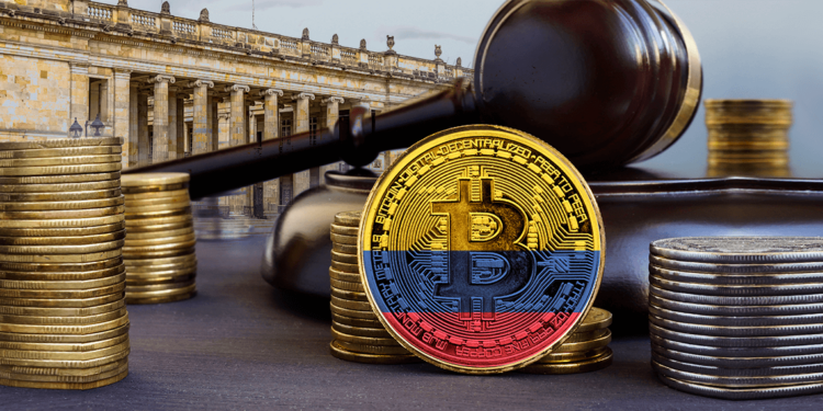 moneda de bitcoin con bandera de colombia pintada entre monedas y martillo de juez, con edificio del Congreso de colombia en el fondo