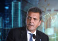 Sergio Massa entre billetes de pesos argentinos y monedas digitales apiladas