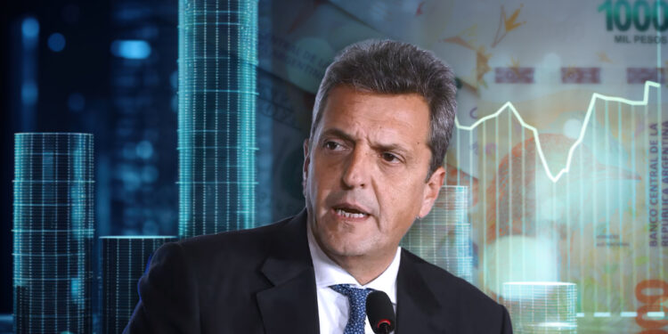 Sergio Massa entre billetes de pesos argentinos y monedas digitales apiladas