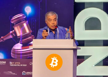 El superintendente financiero, César Ferrari, presentó la visión del gobierno de Gustavo Petro para regular a bitcoin.