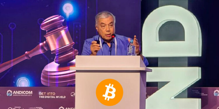 El superintendente financiero, César Ferrari, presentó la visión del gobierno de Gustavo Petro para regular a bitcoin.