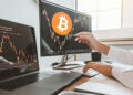 Trader analizando gráfico de bitcoin.